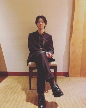 Mahiro Takasugi Instagram - 一昨日は「映画 賭ケグルイ 絶体絶命ロシアンルーレット」の舞台挨拶でした！
ドッキリにまんまとドッキリ致しました…！
写真は軽やかなぼくと例のマイクとのぼく。
本日より副音声上映も開始！
ぜひそちらも楽しんでください！！

#賭ケグルイ
@paulsmithjapan
#PaulSmith#PSPaulSmith