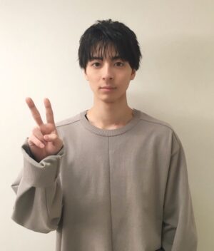 Mahiro Takasugi Instagram - 皆さんこんばんは！高杉です。沢山の質問ありがとうございました！全部の質問には答えられないかと思うので、その点だけご了承ください！突然終わることもあるかと思います。その時は「あ、諦めたんだな。」と思って頂ければ幸いです。
というわけで、第一弾として投稿していきたいと思います。 ●役者になろうと思ったきっかけは？
最初のきっかけは熊本でスカウトされたことだったんです。元々は役者をやろうと一切思っていませんでした。なのでこうやって役者を続けるようになったのは沢山の方に出会って楽しくなったからですね。
●新しく挑戦したいことは？
カードゲームを始めようか迷ってます。
●男友だちと一緒にいる時は、どんな会話をしますか？
仕事の話が多いですね。後はダラダラと趣味の話ばかりしてます。
●くすぐられると嫌なところはありますか？
基本どこも嫌ですね…
●誰かとオンライン会話しましたか？
友達とはやっぱりかなりしてますねぇ、先日も5時間ほど話し込んでました笑
●写真を撮られる時は✌️と👍どっちのポーズが多いですか？
普段は👍多いかもですね？
●福岡に帰ってきたら絶対にすることは？
実家の犬の散歩してますねいつも
●携帯のホーム画面とロック画面は？
ずっと変わらないんですが、初期設定のままですね。
●目はいいですか？裸眼ですか？
目はいいですよ、幼い頃から髪が長くて目が悪くなるって言われていたんですが、ずっといいですね、なので裸眼です！
●最近いつ福岡に帰りましたか？
正月が最後ですね！
●何フェチですか？
声ですかね！
●一日の中でこれは絶対にする！ということはありますか？
パソコンを起動させることですかね？
●ズボン履くのは右から？左から？
意識したことないんですけど、左からみたいです
●真宙くんはよく文の最後に「では！」とつけるのは癖ですか？
こっちは意識してやってますね笑「では！」ってつけると終わった！って感じする気がして笑
●絶叫マシンは得意ですか？苦手ですか？
どちらかというと得意です！
●座右の銘を教えてください
やるしかない！
●筋トレとかしていますか？
最近始めましたねぇ、一応三日坊主ではなく続けてます。
●お髭をずっと剃らなかったらどれくらい生えてきますか？
口周りは結構生えてきますよ
●これだけは！っていうこだわりはありますか？
どれだけ居心地の良い部屋を作れるか？ですかね！
●真宙くんのお気に入りの写真はなんですか？
家族との写真は結構お気に入りですね！
●最近何時に寝て何時に起きてますか？
1時に寝て11時に起きてますね笑
●ご実家で飼われているワンちゃんの種類やお名前を知りたいです
種類はミニチュアダックスフントで名前はキャル君ですね。
●幼少期自分のことをなんて呼んでいましたか？
「オラ」ですね。ドラゴンボールの影響ですね…。
●何か辛いことがあった時はどうやって気持ちを切り替えますか？
一度それについて考えて、寝る。ですね！
●真宙くん自身を動物で例えると？
犬ですかね？
●子供の頃の夢は？
レスキュー隊と幼稚園の先生でした！
●ストレス発散方法は？
友達と会話したり趣味を堪能することですかね！
●最近一番笑ったことはなんですか？
友達の自虐ギャグですね。
●真宙くんの元気の源は？
新しい漫画を見ることですね！
●普段運動していますか？
普段はあまり運動しないですけど、今は特に運動してますよ！
●自慢できることはなんですか？
部屋に置いてある漫画の量ですかね？
●靴のサイズは？
26.5㎝ですね！
●癖はありますか？
何か考えて喋る時まず「そうですねー」から喋りだしますね。

#質問　#回答　#第一弾