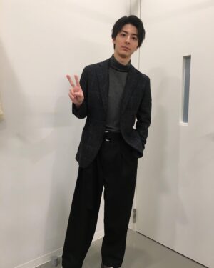 Mahiro Takasugi Instagram - 皆さんこんばんは、高杉です。五月になり一気に暖かくなってきましたね！半袖を着るようになって実感しています。
Twitterでも書かせて頂いたのですが、今回質問コーナーをしようかと思います！
明日の22時までにコメントに書いて頂ければ嬉しいです！では！
#ご無沙汰　#質問コーナー