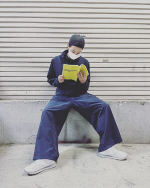 Mahiro Takasugi Instagram - 高杉です。ご無沙汰しております。長らくこちらに顔を出しておりませんで申し訳ないです。お元気ですか⁇僕は元気です。僕はただいま舞台の稽古の真っ最中!!毎日【ロミオとジュリエット】の稽古にて『ロミオ』を感じております。もう八月も終わりですね。夜は涼しくなって参りましたね。外でこれを書いていたら蚊に二箇所も刺されてしまいました。痒いです。まだ夏ですね。僕も稽古でまだまだ熱い夏を過ごそうと思います。楽しみに待っていてください。写真がないです。稽古中のこちらで勘弁してください。これが27歳の初投稿!!