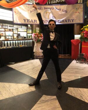 Mahiro Takasugi Instagram - 皆さんこんにちは！高杉です。本日から映画「糸」公開です。人と人との絆を改めて感じさせてくれる映画です。イケイケな高杉。と観光客の高杉。を添えておきます。では
#糸　#本日公開　#シンガポール　#イケイケだぜぃ