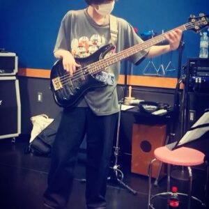 Mahiro Takasugi Instagram - 「ホメられたい僕の妄想ごはん」
この後放送です！
BSテレ東24時〜
テレビ大阪24時56分〜

ドキドキの第3話‼︎
そして、変化の第3話⁉︎
ベース練習風景。頑張ってます…

#ホメられたい僕の妄想ごはん
#妄想ごはん