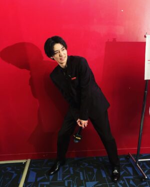 Mahiro Takasugi Instagram - 一昨日は「映画 賭ケグルイ 絶体絶命ロシアンルーレット」の舞台挨拶でした！
ドッキリにまんまとドッキリ致しました…！
写真は軽やかなぼくと例のマイクとのぼく。
本日より副音声上映も開始！
ぜひそちらも楽しんでください！！

#賭ケグルイ
@paulsmithjapan
#PaulSmith#PSPaulSmith