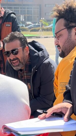 Mahmoud Alsisi Instagram - مشهد مع كريم عبدالعزيز ❤️🎬
#محمود_السيسي #كريم_عبدالعزيز #بيتر_ميمي #كواليس #كواليس_تصوير #فيلم #تصوير #بيت_الروبي