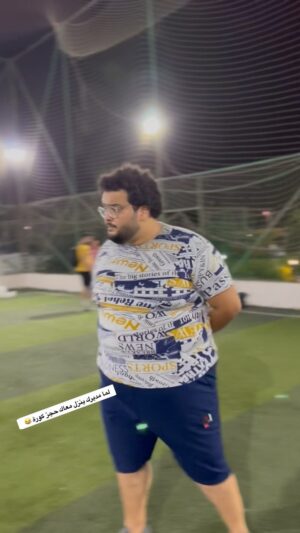 Mahmoud Alsisi Instagram - لما مديرك ينزل معاك حجز كورة 😂 
#الاخطبوط #محمود_السيسي #المدير #كورة #الموظف