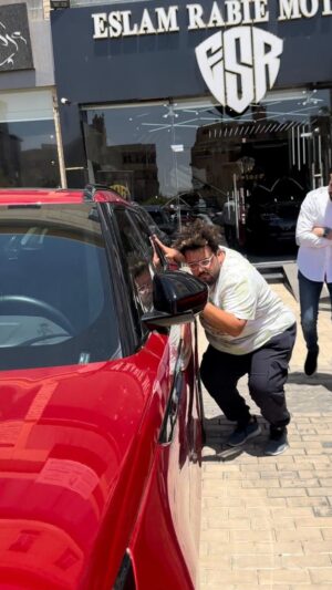 Mahmoud Alsisi Instagram - لما تشترك انت وصاحبك في عربية واحدة 😂
#محمود_السيسي #الصحاب #السيارات