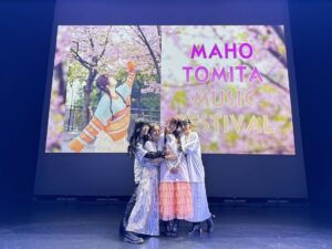 Maho Tomita Instagram - ---------♡
#まほふぇす 1部✨
ゲストにあいあい・葉子(youyo)・奏音をお迎えしてお届け♡

セットリスト
・M
・MA・MO・RU (護くんに女神の祝福を OP)
・Tomorrow (ミュージカルAnnieより)
・シデレウス・ヌンチウス (ミュージカル シデレウスより)
・乙女のポリシー (美少女戦士セーラームーン ED)
・純情アンクラシファイド 
・Happy Flight (ギャラクシーエンジェる〜ん ED)
・オレンジ色のひまわり
・粉雪舞い降る公園で
・救世主〜メシア〜
・Wing of Destiny (ギャラクシーエンジェルⅡ 絶対領域の扉)
・Star Divine

懐かしい楽曲盛りだくさん。