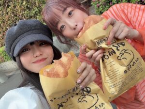 Maho Tomita Instagram - ———♡
#シアターゲームリーグガールズ
ありがとうございましたーーーーー！！！！！

チーム🐯猛虎虎虎🐅✨見事勝利〜〜〜🏆✨
わーい🙌🏻

ななんと、昼夜とも勝利しました！

楽しくゲームをして、勝って焼肉🥩まで✨
幸せです♡

はじめましてのかたもいらしたので、会場に向かう道中は
ドキドキしておりましたが、
皆様とても優しく可愛く素敵だったので良かった〜💓
そして何より会場に足を運んで参加してくれた皆様があたたかかった！

応援してくれた皆様、参加して盛り上げてくれた皆様、
あたたかく見守ってくれた皆様、ほんっとうにありがとうございました！！！

一緒に楽しい時間を過ごせて幸せでした🐥✨

#シアターゲームリーグ

実は、昼夜間にひなちゃんと浅草散策してました✨
ひなたが教えてくれたメロンパン (@asakusa.kagetsudo )
まじで美味しくて感動！

あと壽々喜園( @suzukien.asakusa )の世界一濃い"抹茶ジェラート"
さいっこうに美味しかったです！濃っっっっ厚でした！

#花月堂ジャンボメロンパン #壽々喜園の世界一濃い抹茶アイス #壽々喜園浅草本店 #壽々喜園