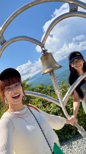 Maho Tomita Instagram - ---------♡

すこーし、いやかなり？前の出来事なのですが
富士山パノラマロープウェイ🚡の頂上で「天上の鐘」を鳴らそうとしてる私たちです。

ハート型だし、これは恋愛運UPか....！？
と鳴らそうとしてる....けど。

@aiba_aiai 
#富士山パノラマロープウェイ #カチカチ山 #天上の鐘