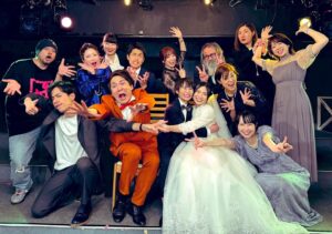 Maho Tomita Instagram - ---------
#ナイスコンプレックス
#市街発イマーシブ演劇 
#どつぼ

本日、主賓ゲストとして参加してきました✨
一緒に挙式・披露宴・二次会と参加してくれた皆様、ありがとうございます🙇🏻‍♀️
経験を体験する、体験を経験する、
とっても近い空間で巻き起こるので、その場にいた皆様はなかなか経験できない時間を味わえたのではないかな....？と思います。

あたたかくて素敵な時間を過ごせて、私はとても幸せでした！

次回は6日(月・祝)に参加いたします！

たくさんの方々と、お祝い出来る日を楽しみにしております♡

写真は、集合写真✨と果織ちゃんこと果鈴と、
ヤッホーメンバーのあびこくんと！！！