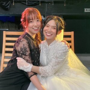Maho Tomita Instagram - ---------
#ナイスコンプレックス
#市街発イマーシブ演劇 
#どつぼ

本日、主賓ゲストとして参加してきました✨
一緒に挙式・披露宴・二次会と参加してくれた皆様、ありがとうございます🙇🏻‍♀️
経験を体験する、体験を経験する、
とっても近い空間で巻き起こるので、その場にいた皆様はなかなか経験できない時間を味わえたのではないかな....？と思います。

あたたかくて素敵な時間を過ごせて、私はとても幸せでした！

次回は6日(月・祝)に参加いたします！

たくさんの方々と、お祝い出来る日を楽しみにしております♡

写真は、集合写真✨と果織ちゃんこと果鈴と、
ヤッホーメンバーのあびこくんと！！！