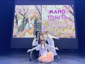 Maho Tomita Instagram - ---------♡
#まほふぇす 1部✨
ゲストにあいあい・葉子(youyo)・奏音をお迎えしてお届け♡

セットリスト
・M
・MA・MO・RU (護くんに女神の祝福を OP)
・Tomorrow (ミュージカルAnnieより)
・シデレウス・ヌンチウス (ミュージカル シデレウスより)
・乙女のポリシー (美少女戦士セーラームーン ED)
・純情アンクラシファイド 
・Happy Flight (ギャラクシーエンジェる〜ん ED)
・オレンジ色のひまわり
・粉雪舞い降る公園で
・救世主〜メシア〜
・Wing of Destiny (ギャラクシーエンジェルⅡ 絶対領域の扉)
・Star Divine

懐かしい楽曲盛りだくさん。