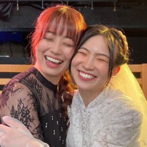 Maho Tomita Instagram - ---------
#ナイスコンプレックス
#市街発イマーシブ演劇 
#どつぼ

本日、主賓ゲストとして参加してきました✨
一緒に挙式・披露宴・二次会と参加してくれた皆様、ありがとうございます🙇🏻‍♀️
経験を体験する、体験を経験する、
とっても近い空間で巻き起こるので、その場にいた皆様はなかなか経験できない時間を味わえたのではないかな....？と思います。

あたたかくて素敵な時間を過ごせて、私はとても幸せでした！

次回は6日(月・祝)に参加いたします！

たくさんの方々と、お祝い出来る日を楽しみにしております♡

写真は、集合写真✨と果織ちゃんこと果鈴と、
ヤッホーメンバーのあびこくんと！！！