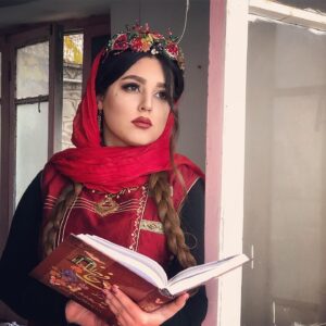 Mahsa Hashemi Instagram - چه عجب گر دل من روز ندید ...
زلف تو صد شـب یـلدا دارد .
فیض کاشانی
. 
Makeup and style: @nc.beauty.salon ❤️
#mahsahashemi #مهسا_هاشمی