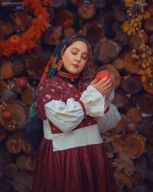 Mahsa Hashemi Instagram - بلندترین شب سال هم خورشید را ملاقات خواهد کرد و این یعنی
بوسه گرم خداوند بر صورت زندگی وقتی همه چیز یخ می زند. 
یلدا مبارک🍉#مهسا_هاشمی #شب_یلدا #mahsahashemi 
 ______________
Dress : @manashi.design 
Earrings: @zheen_art 
Photo: @3ehrouz