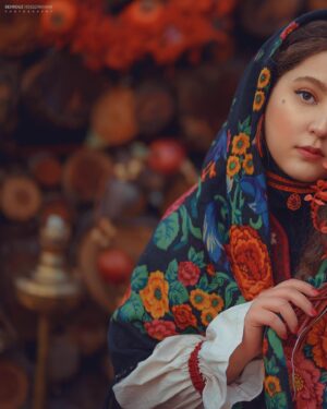 Mahsa Hashemi Instagram - بلندترین شب سال هم خورشید را ملاقات خواهد کرد و این یعنی
بوسه گرم خداوند بر صورت زندگی وقتی همه چیز یخ می زند. 
یلدا مبارک🍉#مهسا_هاشمی #شب_یلدا #mahsahashemi 
 ______________
Dress : @manashi.design 
Earrings: @zheen_art 
Photo: @3ehrouz