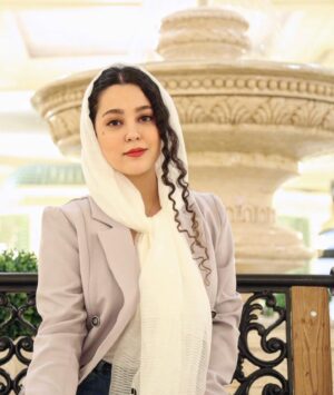Mahsa Hashemi Instagram - 🌸
کَم
مَبین
خود
را 
که 
از 
بسیار
هم
بیشی 
🌸