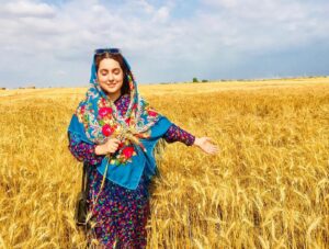 Mahsa Hashemi Instagram - میلیاردها انسان در جهان متولد شدن 
اما هیچ کدومشون اثر انگشت مشابهی ندارن؛
اثر انگشت تو، امضای خداوند روی توعه
که اتفاقی به دنیا نیومدی!
تو دعوت شدی، 
تو منحصر به فردی ...
مشابه یا بدلی نداری!
تو اصل اصلی ...
تو تکرار نشدنی هستی ...
وقتی انتخاب شده بودن 
و منحصر به فرد بودنتو یادآوری کنی! 
دیگه خودتو با هیچ کس مقایسه نمی‌کنی
و این احساس حقارت یا برتری که 
از مقایسه کردن نصیبت میشه 
از وجودت محو میشه!

_خرداد۹۷،روستای گُمیشان