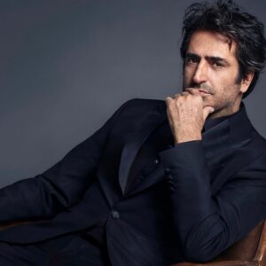Mahsun Kırmızıgül Instagram - İlk konser tercihim neden televizyon oldu. Çünkü Doğu’nun, Ege’nin, Akdeniz’in, Karadeniz’in, Marmara’nın , İç Anadolu’nun kırsalında ve  Dünyanın dört bir yanında yaşayan sevenlerimin konser izleme imkanları yok.  Beni yıllarca seven, şarkılarımı bilen ve beni bugünlere taşıyan  insanların ailecek tek eğlencesi hala televizyon.  Ben de şarkılarımı önce digital platformlara verip, yılbaşında  astronomik rakamlara  her hangi bir mekanda çıkabilirdim.  Yıllardır durduğum yer belli. Yapmış olduğum filmler sayesinde,  gittiğim o uzak yerlerde, bana sonsuz sevgilerini  paylaşan,  sosyal platformlarda  hayranlıklarını dile getiren insanların beni izlemesi için  tercihimi en kolay erişebilinir iletişim aracı olarak Televizyondan yana kullandım.  İşte hala televizyon bu yüzden önemli.