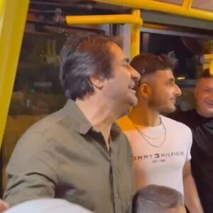 Mahsun Kırmızıgül Instagram - Çeşme’de Cumartesi çıkacağım Günay programı öncesinde arkadaşlarımızla yemeğe çıktık. Yemekte alkol almış olan arkadaşımın aracını kullanarak onu evine bıraktık ama gecenin o saatinde hotele gitmek için taksi aradık,  bulamayınca minibüse bindik. Minibüse binince kısa bir şoktan sonra, çok samimi bir ortam gelişti. İnsanlar şarkı söylememi isteyince, onları kırmadım ve hep birlikte 20 dakikalık unutulmaz anlar yaşadık. Ha bu arada şoföre muavinlikte yaptım.