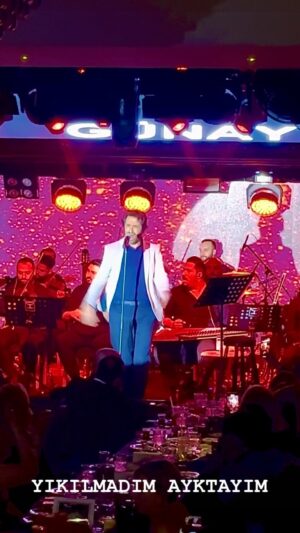 Mahsun Kırmızıgül Instagram - Derin üzüntülerin, zorlu günlerin, hayal kırklıklarının, düşe kalka ayakta kalmanın ne demek olduğunu en iyi bilenlerdenim. Her şeye inat ayakta kalmalıyız. Biliyorum hayat çok  zor.