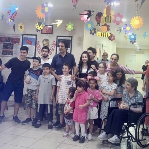 Mahsun Kırmızıgül Instagram - Dünyanın en güzel çocukları Açıkhava’daki konserime gelmişlerdi. Ben de o akşam onlara, merkezlerine gideceğime dair söz vermiştim. Ve bugün, o muhteşem çocuklarla buluştum. Çok mutlu oldum canlarla buluştuğum için. Rengarenk Özel Eğitim ve Rehabilitasyon Merkezine teşekkür ederim.