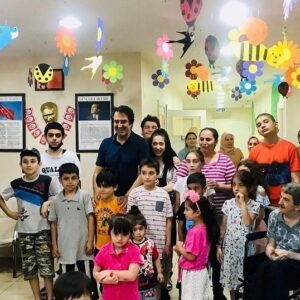Mahsun Kırmızıgül Instagram - Dünyanın en güzel çocukları Açıkhava’daki konserime gelmişlerdi. Ben de o akşam onlara, merkezlerine gideceğime dair söz vermiştim. Ve bugün, o muhteşem çocuklarla buluştum. Çok mutlu oldum canlarla buluştuğum için. Rengarenk Özel Eğitim ve Rehabilitasyon Merkezine teşekkür ederim.