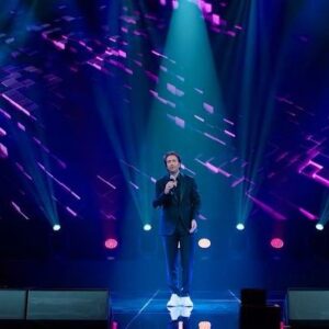 Mahsun Kırmızıgül Instagram - Farklı müzik türlerini senfoniyle harmanladığımız, Anadolu’nun en etkili melodilerini  buluşturduğumuz bu çok özel albümde bana ait olan bu eserin bende çok özel bir yeri var.

Bu acımasız dünyanın içinde çocuklarını Mucizeler yaratarak koruyan, büyüten, yemeyip yediren, içmeyip içiren ve giymeyip giydiren tüm değerli anneler kutsaldır. Annesini sevenlere ve dünyanın yükünü omuzlardında taşıyan biricik annelere gelsin bu şarkı.