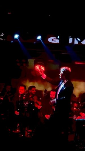 Mahsun Kırmızıgül Instagram - İyi olan bir kalbi, karaktersizler kırmış olabilir ama iyi insanlarında var olduğunu unutmayın.. یک قلب خوب , ممکن است توسط افراد بی شخصیت بشکند، اما فراموش نکنید که افراد خوب هم وجود دارند.