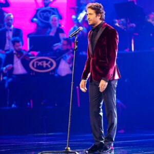 Mahsun Kırmızıgül Instagram - Sevgili dostlar, yeni albümle karşınıza çıkmama sayılı günler kaldı.  Geçmişte 5 kıtada yüzlerce konser verdim.  O sahne atmosferini,  huzurunuzda olmayı, sahneye çıkmayı, birlikte şarkılar söylemeyi çok özledim. Çok yakında hasret sona erecek.  Bu arada, paylaştığım gönderileri  özellikle kendi sayfalarında paylaşanlara ayrıca teşekkür ediyorum.

Dear friends, there are only a few days left before I meet you with my new album. In the past, I gave hundreds of concerts in 5 continents. I missed that stage atmosphere, being in your presence, going on stage and singing together. Very soon the longing will end. By the way, I would like to thank those who shared the posts I shared, especially on their own pages.