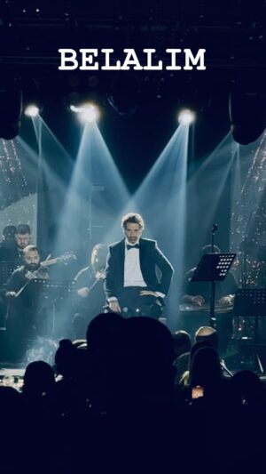 Mahsun Kırmızıgül Instagram - Bu şarkıyı canlı dinlemek için  Asya’yadaki ülkelerden yüzlerce insan geldi. Sizleri seviyorum. İyiki varsınız.