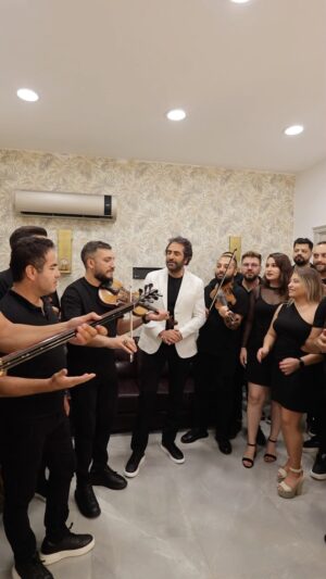 Mahsun Kırmızıgül Instagram - Canlı canlı “Psikoloji” sizlerle. Sahne öncesi provadan.