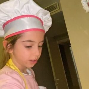 Mahsun Kırmızıgül Instagram - Lavinim mutfakta. Kızım doğuştan yetenekli. Bir youtube kanalı mı açsak?