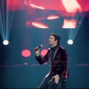 Mahsun Kırmızıgül Instagram - Uzun bir aranın ardından sizlerle buluşturduğum albümde, emeği geçen prodüktörüm, kardeşim  @yusufkirmizigul ’e , Müzik yolculuğumda hep yanımda olan dostum ve arkadaşım @murattokat ’a ,  Albümümüzün genel müzik direktörü olan yol  canım dostum @yildiray_gurgen ’e,  stüdyo kayıtlarında sonsuz desteğini esirgemeyen değerli sanatçı  kardeşim @kayranserif ’e , bütün bu değerli insanları yan yana getiren,  eser seçimlerinde hep benle olan genel direktörüm @hilmiozer 'e, kreatif direktörüm @gurkan_topaloglu ’na,  Aranjörlerim kardeşim  @emrebayarmusic ’e, @resitgozdamla , @barisaryay , @tevfik.akbasli ’ya, Fikirleri ve mixleri ile katkı sunan arkadaşım @tolgagorsev ’e,  Mixlerimi yapan @tarikceran , @ozguryurtoglu , ulsagc ’ye,  Enstrüman kayıtlarımızı yapan @cankesmez , @unalaskin , @emrahmogulkoc ve @yasarkilicyasar ’a,  kayıtlarımızı yapan Stüdyo Can , Stüdyo Gen,  Prag Stüdyo, Stüdyo İmaja,  Mix ve Masteringlerimi yapan @emrekirall ’a, desteğini esirgemeyen @mustafa_beyazkus ’a,  katlılarından dolayı  @megemender ve  @sametonderkok ‘a ,  kalp gözü ile fotoğraflarımızı çeken @nihatodabasiofficial ’na, Görsel tasarımızı yapan çok değerli dostum @emrah_yucel_la ’e, 16 yıl sonra giydiğim kostümlerden dolayı @giotelliofficial ’ye, Dijital pazarlamadan @hakan_kambay ’a 
Albümde birbirinden değerli eserleri olan @yaseminpulat , @barisaryay , @sulearyay , @cansukurtcuofficial
@ebruelverofficial , @aselcukilkan , @twitt_perisi , @canatayofficial , @yigit.efesevindik , @cevdetbagcaofficial ,
@nacierayresmihesap , Aşık Mahsuni Şerif’in ailesine,  Yavuz Bingöl’ün annesi Şahsenem bacıya,  sanatçı Yusuf Kaya’ya ve (Seyduna Türküler) Tuna Bozyiğit’e 
Onur Can Özcan’ın değerli ailesine ve beni yalnız bırakmayan, her platformda destekleyen, hep yanımda olan siz değerli dinleyicilerime ve her zaman desteğini hissettiğim canım eşim Ece’ye, biricik kızım Lavin’e,  değerli oğlum Mahmut’a ve aileme teşekkür ederim.
