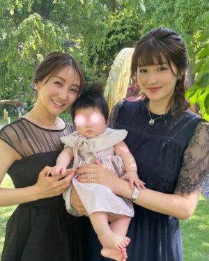 Mai Hakase Instagram - 従兄弟の結婚式に出席しました💓
花嫁さん👰‍♀️がとても美しかったです😍💓
久しぶりに親戚が集まり、お相手方の親族ともお会いできて、結婚式て家族の繋がりができてとても素敵な場だなぁ💍幸せな空間に行けてとても幸せな気持ちになりました💓
娘のお洋服は @marlmarl_tokyo でとってもかわいいの♡ただスタイの🎀を食べてしまっていてふんわり🎀が形を失ってました😅挙式も披露宴も寝てくれてて、一度もぐずらずで本当に助かりました😮‍💨