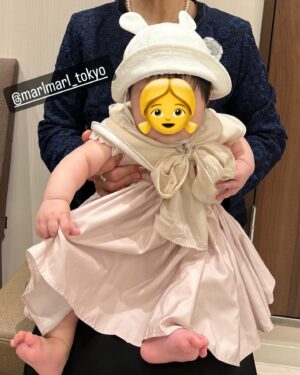 Mai Hakase Instagram - 従兄弟の結婚式に出席しました💓
花嫁さん👰‍♀️がとても美しかったです😍💓
久しぶりに親戚が集まり、お相手方の親族ともお会いできて、結婚式て家族の繋がりができてとても素敵な場だなぁ💍幸せな空間に行けてとても幸せな気持ちになりました💓
娘のお洋服は @marlmarl_tokyo でとってもかわいいの♡ただスタイの🎀を食べてしまっていてふんわり🎀が形を失ってました😅挙式も披露宴も寝てくれてて、一度もぐずらずで本当に助かりました😮‍💨