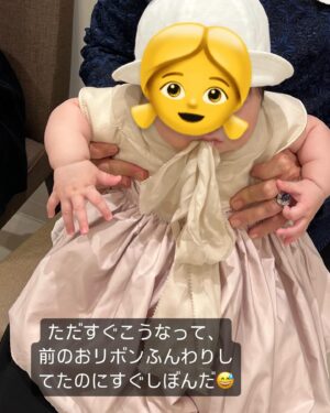 Mai Hakase Instagram - 従兄弟の結婚式に出席しました💓
花嫁さん👰‍♀️がとても美しかったです😍💓
久しぶりに親戚が集まり、お相手方の親族ともお会いできて、結婚式て家族の繋がりができてとても素敵な場だなぁ💍幸せな空間に行けてとても幸せな気持ちになりました💓
娘のお洋服は @marlmarl_tokyo でとってもかわいいの♡ただスタイの🎀を食べてしまっていてふんわり🎀が形を失ってました😅挙式も披露宴も寝てくれてて、一度もぐずらずで本当に助かりました😮‍💨