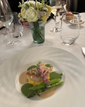 Mai Hakase Instagram - 従兄弟の結婚式に出席しました💓
花嫁さん👰‍♀️がとても美しかったです😍💓
久しぶりに親戚が集まり、お相手方の親族ともお会いできて、結婚式て家族の繋がりができてとても素敵な場だなぁ💍幸せな空間に行けてとても幸せな気持ちになりました💓
娘のお洋服は @marlmarl_tokyo でとってもかわいいの♡ただスタイの🎀を食べてしまっていてふんわり🎀が形を失ってました😅挙式も披露宴も寝てくれてて、一度もぐずらずで本当に助かりました😮‍💨