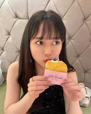 Mai Takeuchi Instagram - …

気づいたら夏が終わってた🌻
夜は寒いね〜❄️

写真はかこﾁｬﾝｯ @kakochn 
のドキュメンタリー撮影の時に
舞も便乗して写真撮ってもらったやつ🍩

スイーツだぁいすき♡

かこﾁｬﾝｯの撮影楽しかったな〜
これからもっともっと楽しいことで
たくさんなんだよ〜

素敵なアイドルに、スタッフに出会えて
舞は幸せなんだ〜😌🩷🎀