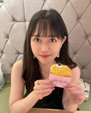Mai Takeuchi Instagram - …

気づいたら夏が終わってた🌻
夜は寒いね〜❄️

写真はかこﾁｬﾝｯ @kakochn 
のドキュメンタリー撮影の時に
舞も便乗して写真撮ってもらったやつ🍩

スイーツだぁいすき♡

かこﾁｬﾝｯの撮影楽しかったな〜
これからもっともっと楽しいことで
たくさんなんだよ〜

素敵なアイドルに、スタッフに出会えて
舞は幸せなんだ〜😌🩷🎀