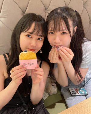 Mai Takeuchi Instagram - …

気づいたら夏が終わってた🌻
夜は寒いね〜❄️

写真はかこﾁｬﾝｯ @kakochn 
のドキュメンタリー撮影の時に
舞も便乗して写真撮ってもらったやつ🍩

スイーツだぁいすき♡

かこﾁｬﾝｯの撮影楽しかったな〜
これからもっともっと楽しいことで
たくさんなんだよ〜

素敵なアイドルに、スタッフに出会えて
舞は幸せなんだ〜😌🩷🎀