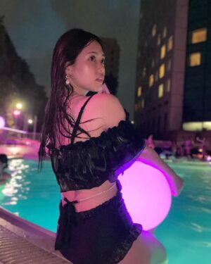 Mai Takeuchi Instagram - Night pool🏊🩷

毎年行ってそう！と良く言われるけど
人生初のナイトプール👙♡笑
陽キャぽい〜🥹✨

友達が一生懸命写真も撮ってくれたけど、
ほぼ2人でガチ泳ぎしてた🥹

#pool #summer