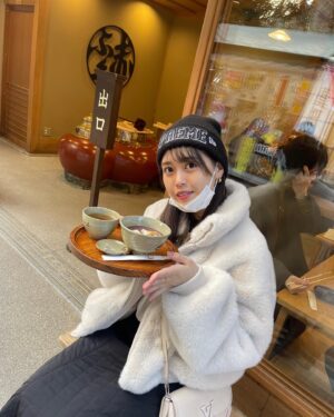Mai Takeuchi Instagram - ...
伊勢神宮へ参拝⛩🎍

新鮮で美味しい空気たくさん吸った！
今年はなんだかとっても良い一年になる気がしている🐇
というか、良い年にするのです🌿

周りの環境に感謝はもちろん、その人たちを大切にする😌

おかげ横丁でたらふく食べた🫶🏻

.
.
.

#伊勢神宮 #おかげ横丁 #お伊勢さん #伊勢志摩
#instagood #instafashion #selfie #tbt #f4f #swag #fashion #fashionista #gravure #linogravure #被写体 #撮影 #東京 #tokyo #Japan #party #自拍 #japanesegirl #anime #cosplay
#animesong#petstagram #dogstagram #doglover #instadog #maltipoolove
@b_b_j.j @bijo_photo @_bijo.gram_