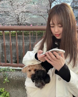 Mai Takeuchi Instagram - ...

目黒川の桜見れた🌸

ホワイトデニムのセットアップおきに👖♡

#目黒川 #桜