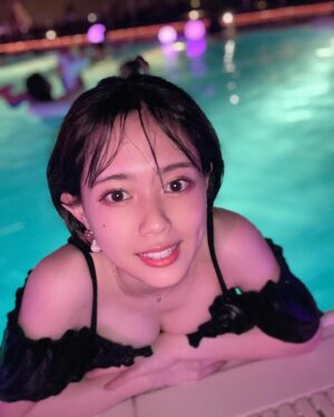 Mai Takeuchi Instagram - Night pool🏊🩷

毎年行ってそう！と良く言われるけど
人生初のナイトプール👙♡笑
陽キャぽい〜🥹✨

友達が一生懸命写真も撮ってくれたけど、
ほぼ2人でガチ泳ぎしてた🥹

#pool #summer