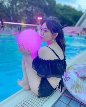 Mai Takeuchi Instagram - Night pool🏊🩷

毎年行ってそう！と良く言われるけど
人生初のナイトプール👙♡笑
陽キャぽい〜🥹✨

友達が一生懸命写真も撮ってくれたけど、
ほぼ2人でガチ泳ぎしてた🥹

#pool #summer