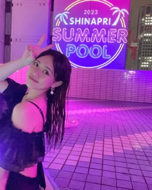 Mai Takeuchi Instagram - Night pool🏊🩷

毎年行ってそう！と良く言われるけど
人生初のナイトプール👙♡笑
陽キャぽい〜🥹✨

友達が一生懸命写真も撮ってくれたけど、
ほぼ2人でガチ泳ぎしてた🥹

#pool #summer