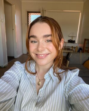 Maiah Stewardson Instagram - if it looks like im taking this w both hands during the selfie-boom of 2007, it’s bc i am 💀🤳🤷🏽‍♀️