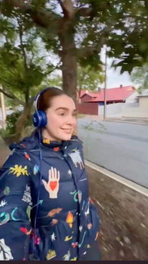 Maiah Stewardson Instagram - an ode to my silly brain walks. love them. tag me in ya pics of ur brain strolls i wanna seeee then 🧠🫶🏼🚶‍♀️