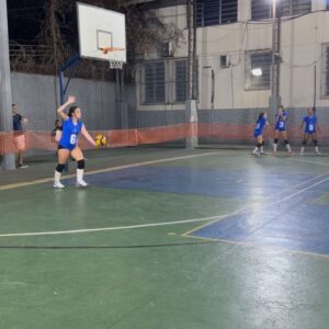 Maicon Souza Instagram - Q jogo emocionante! Hoje venho aqui somente agradecer, a Deus primeiramente por ter dado um dom lindo pra @gabysouza.a8, a @rippervolei por passar tanto ensinamento pra ela, ao técnico @marcorippervolei por ver tanto potencial nela e a @4healthperformance por dar toda preparação q ela precisa pra aguentar um dia inteiro de jogo. Sai de lá feliz em ouvir o técnico elogiando o trabalho de vcs com a Gabrielly, q se não fosse essa preparação ela não aguentaria.. E como mãe meu coração transborda em ouvir tantas coisas boas da minha filha. Tenho certeza q vc tem um lindo futuro no vôlei. Voa meu amor. ❤️🙏🏻